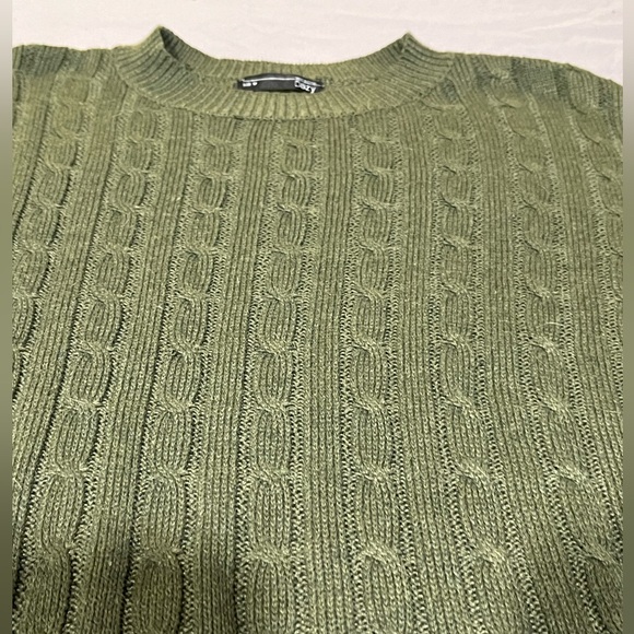 Beautiful green sweater size medium. - Picture 5 of 6